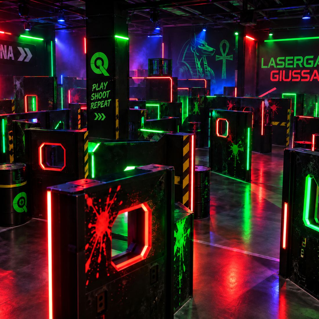 Corridoi del labirinto lasergame illuminati a luce UV